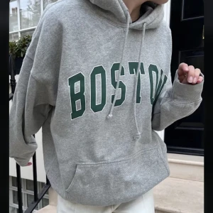 brandy melville christy boston hoodie - oversized hoodie från brandy melville. modellen heter christy hoodie och nypris är ungefär 450kr! är i nyskick, bara använd ett par ggr 🩷suuupermysig material 
