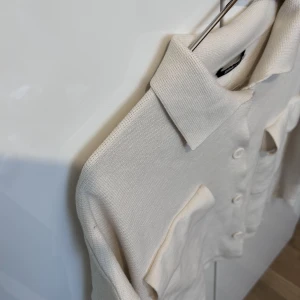 Snygg skjorta!  - Jättesnygg ”skjorta” / tröja från Gina tricot. Var väldigt populär när den köptes förra året. Otroligt snyggt över linne byxor, kjolar etc. 