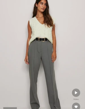 Grå kostymbyxor  - Grå kostymbyxor med slits baktil, använda ett fåtal gånger 