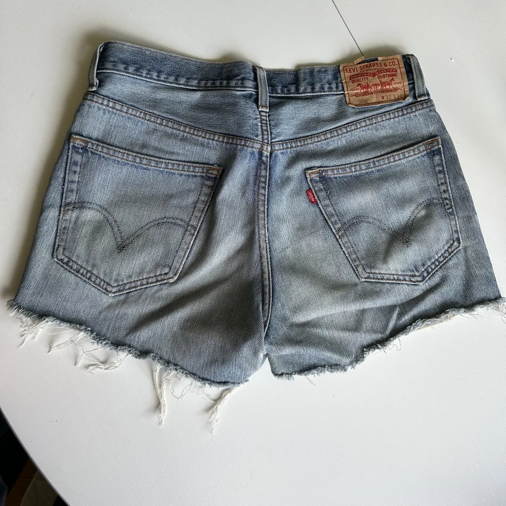 Dom perfekta jeansshortsen från Levis, strl 32 i midjan men passar en M/L. Shorts.