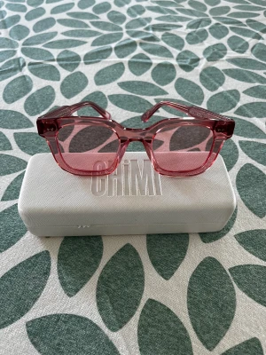CHIMI - Säljer ett par chimis i färgen guava, i modellen 004. Superbra skick!  Man får med både fodral och duk.   Köparen står för frakt 🩷