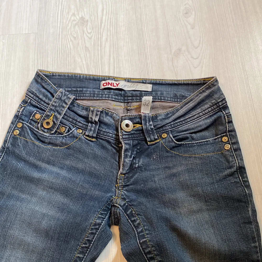 Säljer dessa lågmidjade jeans då de aldrig kommer komma till användning.. Jeans & Byxor.
