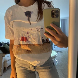 Zara T-shirt - Säljer då den inte kommer till användning. Köpt på zara för något år sedan. Köparen står för frakt 💕