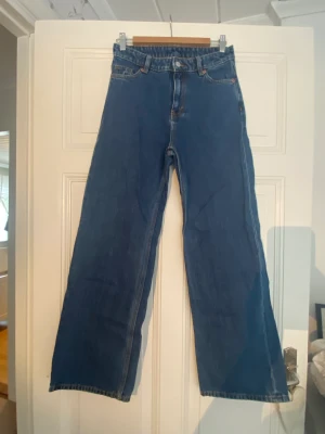 Jeans från Monki 🔹🔹Medium waist och lite större passform med en femenim passform 🫶🫶  - Medium waist och lite större passform med en femenim passform 🫶🫶 Lite mörkblåa köpta för 400  ( passar mig som är 162) 🩵🩵