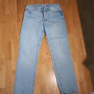 Hej! Säljer mina blåa jeans ifrån lager 157 då jag växt ur dem. Passar till det mesta. Superbra skick.