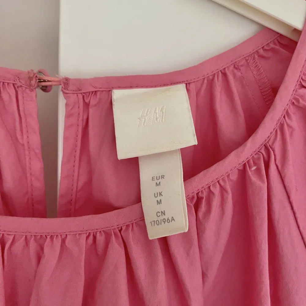 En rosa puff maxiklänning från H&M i storlek M som inte säljs längre. Använt den ett par gånger under somrarna, super bekväm och fin!. Klänningar.