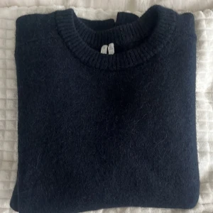 Arket tröja  - Säljer min stickade tröja från Arket. Bra skick, ordinarie pris 999kr