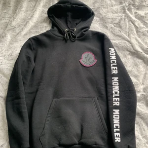 Moncler Hoodie - 10/10 skick, nästintill oanvänd, storlek S (replika), pris går att diskutera