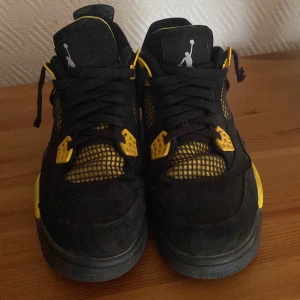 Jordan 4 - Dem är äkta bara att grejen är att bakdelen har gått sönder som ni kan se på bilderna annars så är dem ganska bra skick 