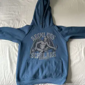Säljer min reckless scholars blue hoodie eftersom den är för liten. Fel fritt skick, knapt använd. Skriv för fler bilder. Pris kan diskuteras 