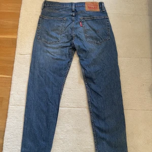 Levi’s Jeans - Välanvända jeans från Levi’s, 502 tapered Hiball fit, 30 i midjan och tror 32 i längden