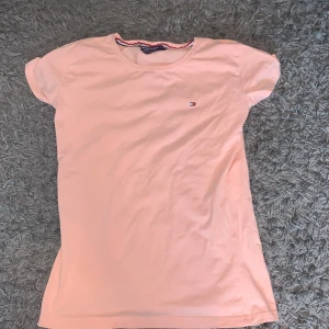 Tommy hilfiger t-shirt - Tommy hilfiger t-shirt som aldrig kommit till användning.