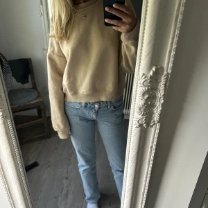 Sweatshirt  - Säljer denna beiga sweatshirt från lager 157 i storlek xs/s🫶🏼 har använts någon gång därav bra skick 