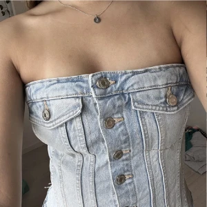 Jeans korsett topp! - Säljer denna underbara korsett från zara då det inte riktigt är min stil💕(lånad bild). 350 inkl frakt