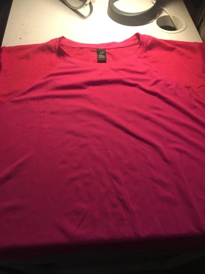 Soc tränings T-shirt  - En tränings T-shirt från soc. Använd några gånger bara. I jättebra skick. 