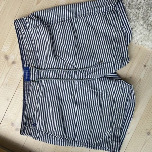 Scotch & Soda swimwear - Blå/vit randiga badbyxor, använda men är i bra skick. Nypris 799 kr