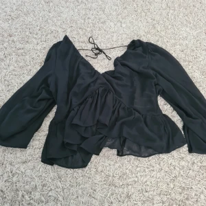 Svart blus - Svart blus från HM i storlek L. Tyvärr lite slitage där framme