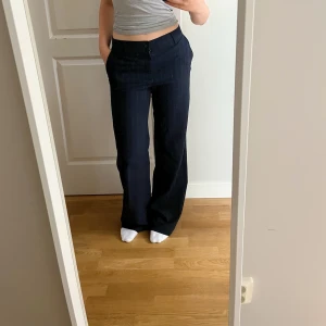 Lågmidjade Kostymbyxor - Blåvit randiga lågmidjade kostymbyxor från Pull&Bear🤍