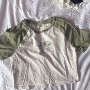 En kroppad grön/vit t-shirt