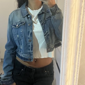 Jeansjacka - Kort jeans jacka står att de är storlek XL men de kan de inte va för ja har storlek XS och den passar mig perfekt från mango🌸