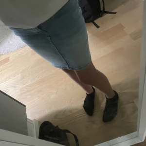 Jeanskjol - En superfin jeanskjol köpt på New Yorker i strl 32💕Säljer pga att den inte har kommit till användning något, är därför i mycket bra skick den är använd max 3 ggr, 20kr❤️❤️