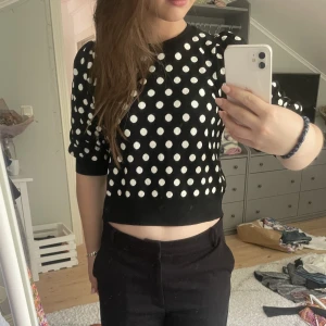 söt top - en gullig svart topp med vita prickar på🤩 lite kortare vid magen än vanligt men det är modellen☺️