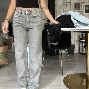 Ett par Ginatricot jeans som aldrig är använda för att dom är för stora😩skit snygga 