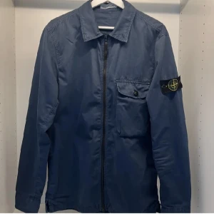 Stone island jacka - Säljer nu min stone jacka/overshirt. Väldigt fint skick, inga defekter. Köpt på NK kvitto finns.