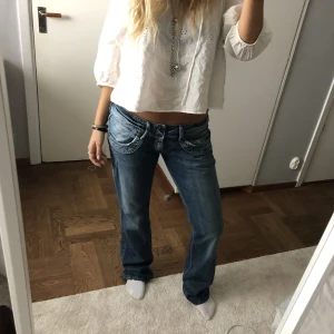 Lågmidjadd raka jeans - Säljer dessa lågmidjade raka jeansen från pepe jeans. W 32 men insydda för att passa s/m. Långa på mig som är 170