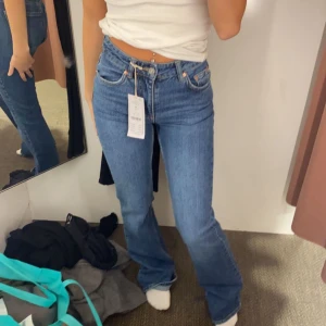 Jeans från Gina - Ginatricot jeans i gott skick. Innerbenslängd 75cm, de är uppsydda. Är 159cm lång 