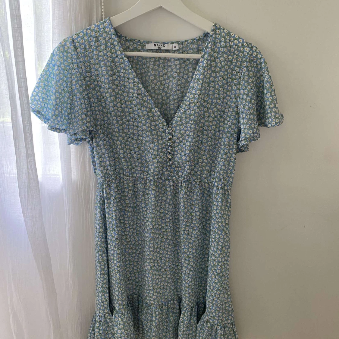 Ljusblå klänning med vita blommor