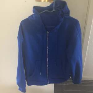 kofta med luva  - Använd en gång, storlek s, köpt från shein. säljer på grund av använder inte men är i bra skick. pris kan diskuteras. 