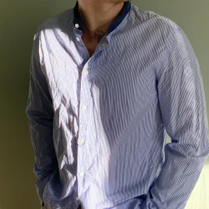 Acne skjorta - En acne skjorta med granddad collar. Storlek 54/L /XL.