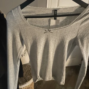 Tröja  - Långärmad tröja från h&m slutsåld på hemsidan. Prislapp kvar så helt ny aldrig använd.