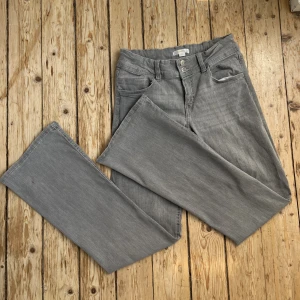 Lågmidjade bootcutjeans - Gråa bootcutjeans från ginatricots ”ginayoung”. Storlek 164, passar XS om man är runt 160-164 cm lång 