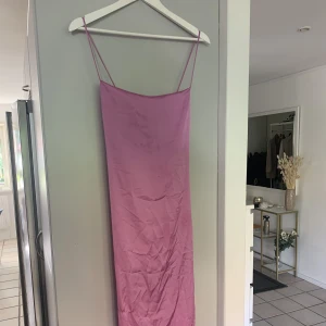 NY SIDENKLÄNNING - Helt ny med prislapp kvar! Från pull and bear. Fin lite åtsiddande klänning, perfekt till fest/sommar