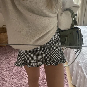 Rutig klänning  - Svart-och vitrutig klänning från hm, själv använder jag den främst som en kjol med en stickad tröja över!