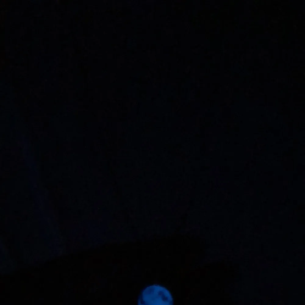 Ett väldigt fint, långt halsband med en måne som lyser i mörkret när det fått solljus på sig. Det lyser blått i mörkret. Accessoarer.
