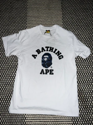 BAPE T-Shirt - Bape t-shirt i storlek S.  Aldrig använd eftersom den inte satt som jag ville.  Riktigt skönt material. 