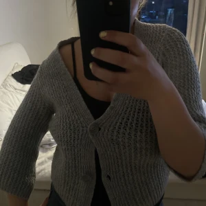 Kofta  - Stickad trekvarts gråblå kofta från zara. Säljer för att jag tycker den är för liten på mig. Jättefin med ett linne under. Bra skick 80kr+frakt. Srl M men är mer som en S