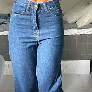 Mörkblå jeans 