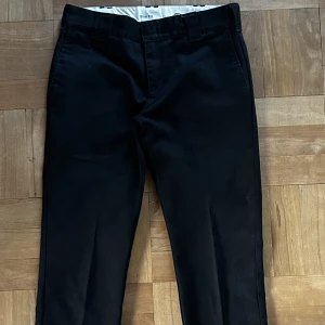 Dickies byxor - Ett par svarta slimfit dickies byxor Dm för mer info