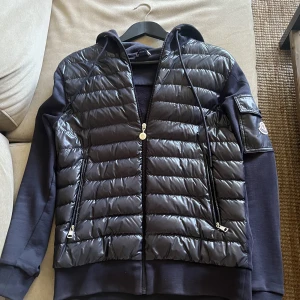 Moncler Cardigan - As fet Moncler Cardigan köpt ifrån Palma i Mallorca på corner för cirka 9000kr (ny).  Pris 💵 går att diskuteras i PM, frakt 📦 diskuteras i PM.  Köpt: April 2022. Medföljer i köp: Kvitto, QR-kod, häng-galja, påse ifrån affären. Pris ej hugget i sten!