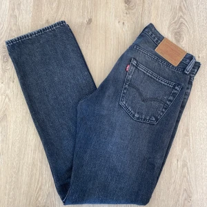Levi’s 501 - Levi’s Jeans svarta, lite slitna på knät och vid foten. Köpta i göteborg vid nk. Waist: 29 Length: 32
