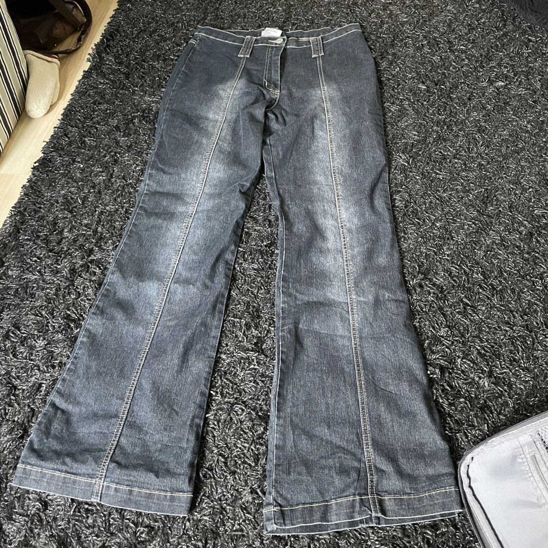 Bootcutjeans med unik färgdetalj