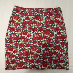 Floral mini skirt size 34/36 OR can be worn as a tube top if you’re a bit larger as seen in third photo! Super cute! 