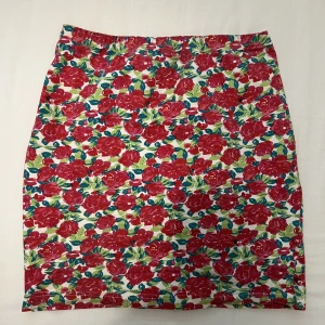 Floral mini skirt/tube top - Floral mini skirt size 34/36 OR can be worn as a tube top if you’re a bit larger as seen in third photo! Super cute! 
