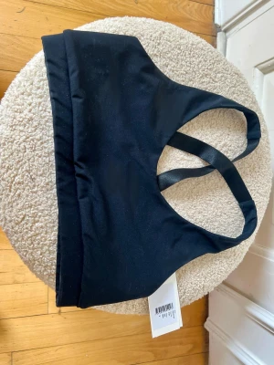 Sport-bh Filippa-k - Helt oanvänd sport-bh från Filippa-k som tyvärr är för liten!   🍓 Storlek: S 🍓 Material: Elastan, polyester 🍓 Skick: Aldrig använd