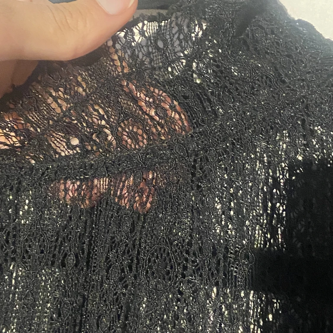 Blus i svart spets med krage  - 91