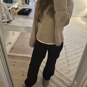 Kostymbyxor  - Kostymbyxor från BikBok i nyskick🤩Uppsydda så de är lite långa på mig som är 1,56. Nypris 399. Skriv vid frågor eller fler bilder🥰